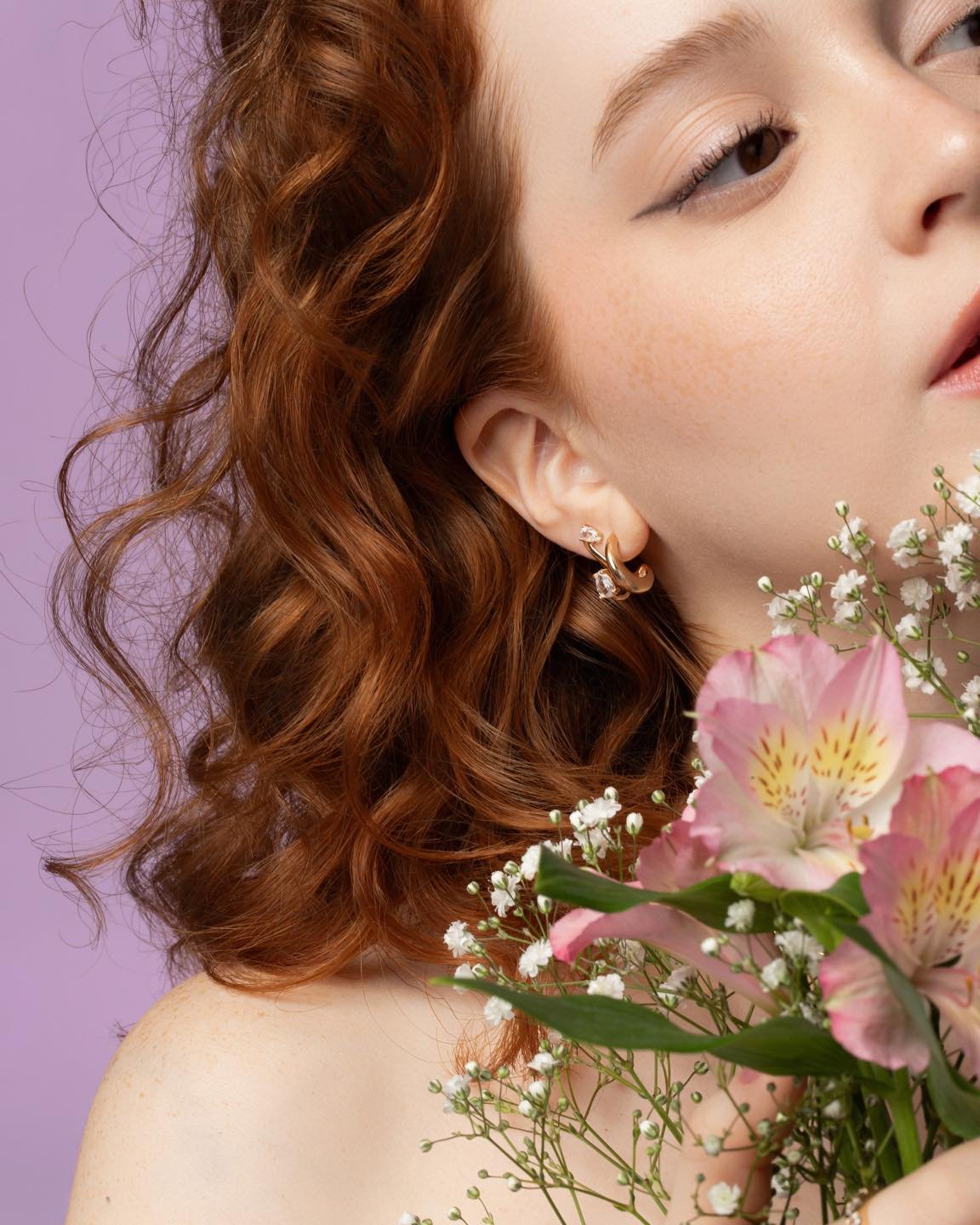 A coleção Lilium traz formas delicadas e femininas, inspiradas na beleza orgânica das flores e em sua leveza natural.  #Lilium #ColeçãoLilium #SemijoiasAtacado #DesignFeminino #Lançamento