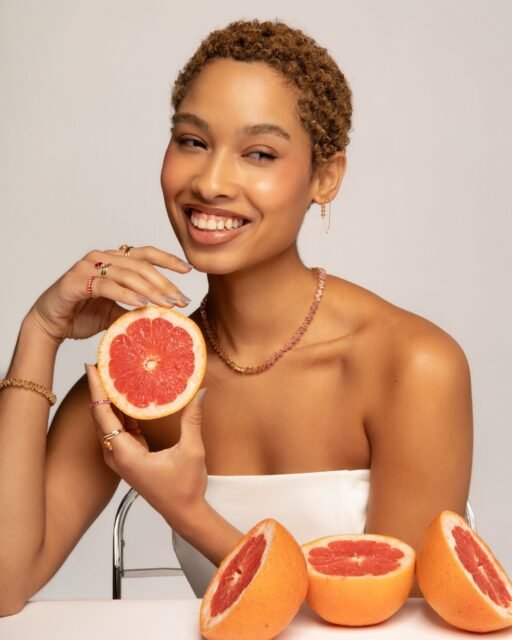 A primavera chega trazendo novas cores, novas sensações e uma energia que pede para ser vivida.
RUBIS traduz essa chegada de uma forma autêntica: tons intensos de rubi, vermelho e Aperol ganham espaço nas joias, trazendo vida, luminosidade e personalidade para a nova estação.
Mais do que acompanhar uma tendência, RUBIS traz uma identidade própria! #LuAcessórios #RUBIS #NovaColeção #SemijoiasAtacado #PrimaveraVerão