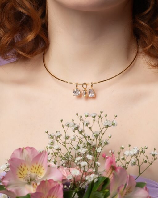 LILIUM 🌸 Delicadeza em sua forma mais luminosa. O aro Lilium traz o brilho dos cristais em uma composição delicada e sofisticada, perfeita para iluminar o colo e valorizar a produção com leveza. Um detalhe sutil, mas cheio de presença — assim como a primavera. ✨ #Lilium #LuAcessórios #Primavera2026 #Semijoias #Joias