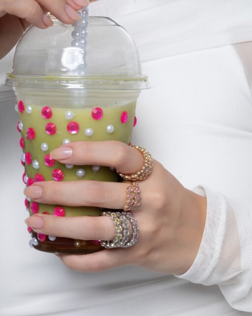 #Preview Pequenos brilhos anunciam algo novo.
KIRA nasce quando a luz encontra a delicadeza: cristais cintilantes, tons pastel e um toque fresh de matcha traduzem o encanto da primavera-verão em uma coleção leve, feminina e cheia de personalidade. Uma prévia de pequenos pontos de luz que prometem transformar cada detalhe em um novo encanto. Lançamento oficial: 16.09 #Kira #Semijoias #NovaColeção #Lançamento