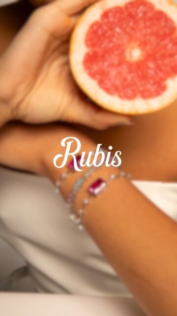 Há cores que anunciam uma nova estação.
Rubis nasce da intensidade, trazendo para a joia tons vibrantes de rubi, vermelho e Aperol, em uma coleção que combina cor, luz e sofisticação.
Uma coleção solar, marcante e sofisticada, criada para acompanhar a chegada da primavera-verão com novas cores e muito brilho. Rubis, intensidade que captura a luz.
Já disponível no nosso showroom e através da nossa consultoria online para todo o Brasil. #luacessórios #RUBIS #novacolecao #semijoiasatacado #primaveraverao