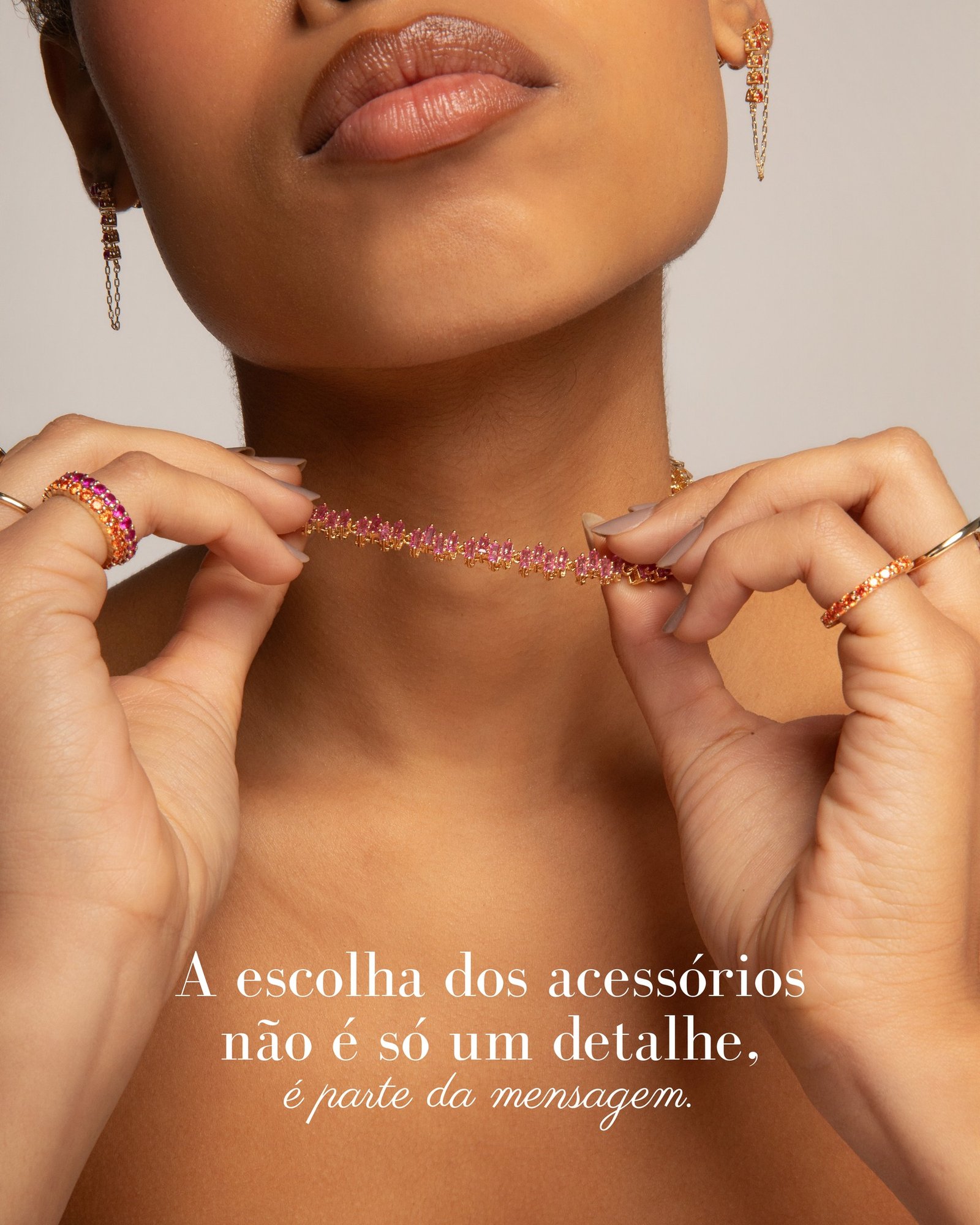 Cada peça revela um pouco de quem você é, do seu estilo e da forma como escolhe se expressar. Na RUBIS, cor, brilho e intensidade se encontram em peças que acompanham diferentes versões de nós mesmas. Porque os acessórios que você usa também contam a sua história. #LuAcessórios #RUBIS #Semijoias #Atacado