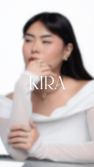 Conheça KIRA. 
Entre luz, cor e detalhe, nasce nesta coleção uma nova forma de brilhar!  Inspirada na estética bedazzling, essa coleção transforma pequenos pontos de luz em uma linguagem visual delicada e contemporânea. Cristais e tons pastel se encontram em composições que exploram contraste, textura e movimento!  #LuAcessórios #KIRA #NovaColeção #Semijoias