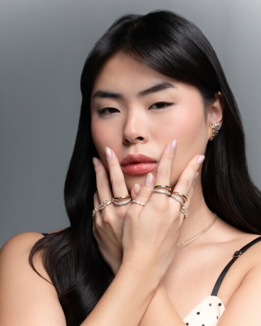 Em DOTTIE, o clássico ganha uma nova atitude.
Essa coleção traz uma estética gráfica e sofisticada para a joia, combinando cristais e formas marcantes em peças que atualizam o visual com leveza. Porque reinventar também é uma forma de criar identidade. #LuAcessórios #DOTTIE #Semijoias #NovaColeção