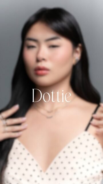 Tudo começa com um ponto.
Um ponto encontra outro, criando ritmo, forma e movimento.  Em DOTTIE, a inspiração do poá ganha uma nova dimensão através de cristais e formas geométricas, transformando uma referência clássica em uma expressão contemporânea da joia.
Uma coleção que encontra beleza na repetição, equilíbrio na composição e personalidade em cada detalhe.  DOTTIE — onde cada ponto encontra seu lugar.  #LuAcessórios #DOTTIE #NovaColeção #SemijoiasAtacado
