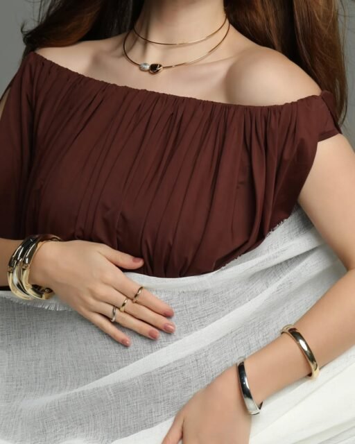 Formas orgânicas, curvas marcantes e a beleza que existe na fluidez de cada detalhe. Uma coleção que traduz a modernidade em peças cheias de personalidade. Prepare-se para descobrir uma nova forma de brilhar. 🤍 #LuAcessórios #ColeçãoFluid #PreviewFluid #NovidadesLu