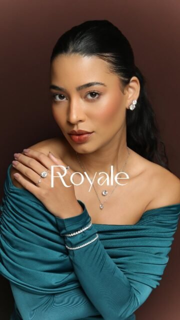 Existem brilhos que vão além do que os olhos podem ver. ROYALE nasce para representar aquilo que não se explica apenas pela beleza: a força de quem reconhece o próprio valor, a presença de quem não precisa provar nada e a elegância de quem sabe exatamente quem é. Porque ser extraordinária não é sobre se tornar alguém diferente. É sobre reconhecer a grandeza que sempre esteve ali. ✨️ #LuAcessórios #ColeçãoRoyale #Moissanite #SemijoiasAtacado #BrilhoExtraordinário