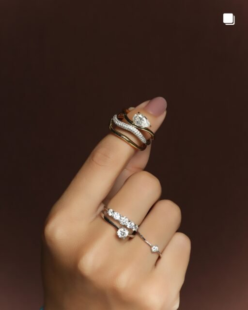 Há brilhos que encantam. E há aqueles que despertam algo a mais. ✨  Em ROYALE, a intensidade da moissanite encontra a elegância da prata em peças que traduzem sofisticação, presença e a beleza de ser única.  Descubra cada detalhe dessa coleção extraordinária.  #LuAcessórios #ColeçãoRoyale #Moissanite #SemijoiasAtacado #BrilhoExtraordinário