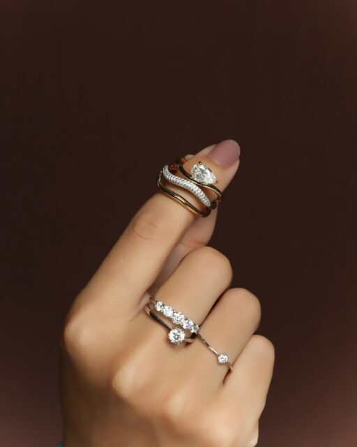 Há brilhos que encantam. E há aqueles que despertam algo a mais. ✨  Em ROYALE, a intensidade da moissanite encontra a elegância da prata em peças que traduzem sofisticação, presença e a beleza de ser única.  Descubra cada detalhe dessa coleção extraordinária.  #LuAcessórios #ColeçãoRoyale #Moissanite #SemijoiasAtacado #BrilhoExtraordinário