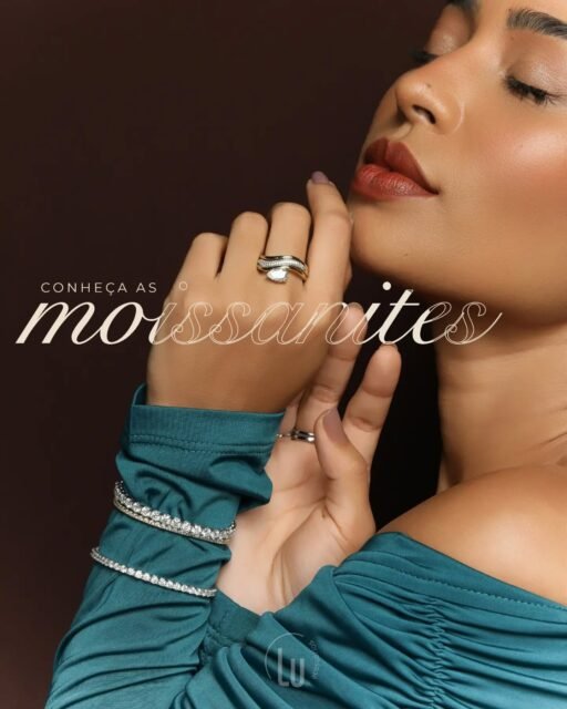 Você já conhecia a moissanite? Com brilho intenso e reflexos que encantam, essa gema vem conquistando espaço no universo das joias. ✨ No carrossel de hoje, contamos tudo o que você precisa saber sobre a moissanite e o que a torna tão especial. Deslize para descobrir! 🤍 #Moissanite #ColeçãoRoyale #Semijoias #LuAcessórios