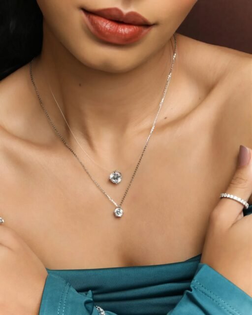 Há peças que vão além da beleza. Revelam valor, precisão e sofisticação em cada detalhe. Na coleção ROYALE, a nobreza da prata encontra o brilho deslumbrante da moissanite, em criações que impressionam pela lapidação, pela intensidade da luz e pela riqueza dos acabamentos. ROYALE é O brilho de ser extraordinária! #LuAcessórios #ColeçãoRoyale #Moissanite #LuxoNosDetalhes #SemijoiasAtacado