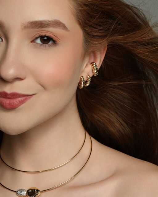 A beleza está em deixar as formas fluírem. ✨  Na coleção FLUID, linhas orgânicas e formas esculturais se encontram em peças que traduzem a liberdade de criar, a força dos detalhes e a elegância do inesperado.  Uma nova perspectiva sobre o design, para quem encontra beleza naquilo que foge do óbvio.  #LuAcessorios #ColeçãoFluid #DesignOrgânico #SemijoiasAtacado #Tendências