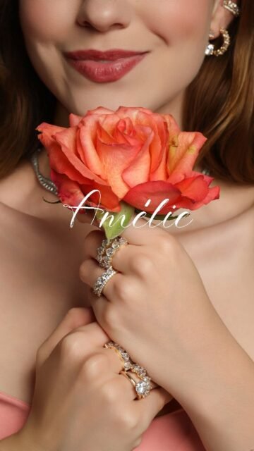 Há belezas que vivem na delicadeza dos pequenos detalhes, na luz que percorre cada cristal e na elegância que se revela em cada movimento. ✨  AMÉLIE traduz a essência da primavera em joias que celebram a feminilidade com leveza, sofisticação e brilho na medida certa. Uma coleção feita para encantar de perto e conquistar em cada detalhe.  Vivencie o encanto dos cristais. 🌷  #ColeçãoAmélie #LuAcessórios #SemijoiasAtacado #Tendências2026 #atacadodesemijoias